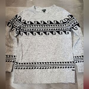 Roots Heathered Gray and Black Aztec Patterned Long Sleeve Sweater. M.
